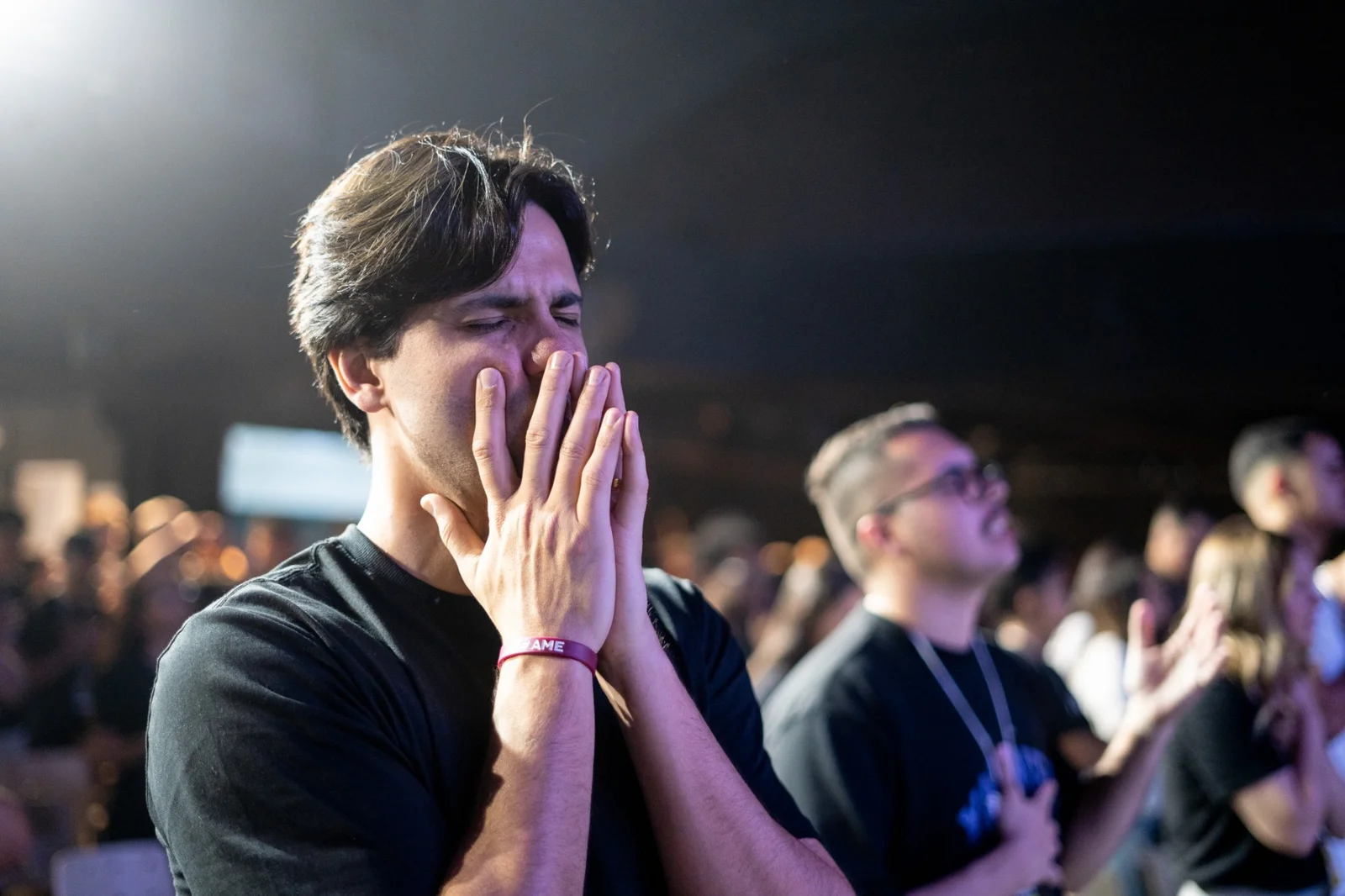 Jovem em momento de oração