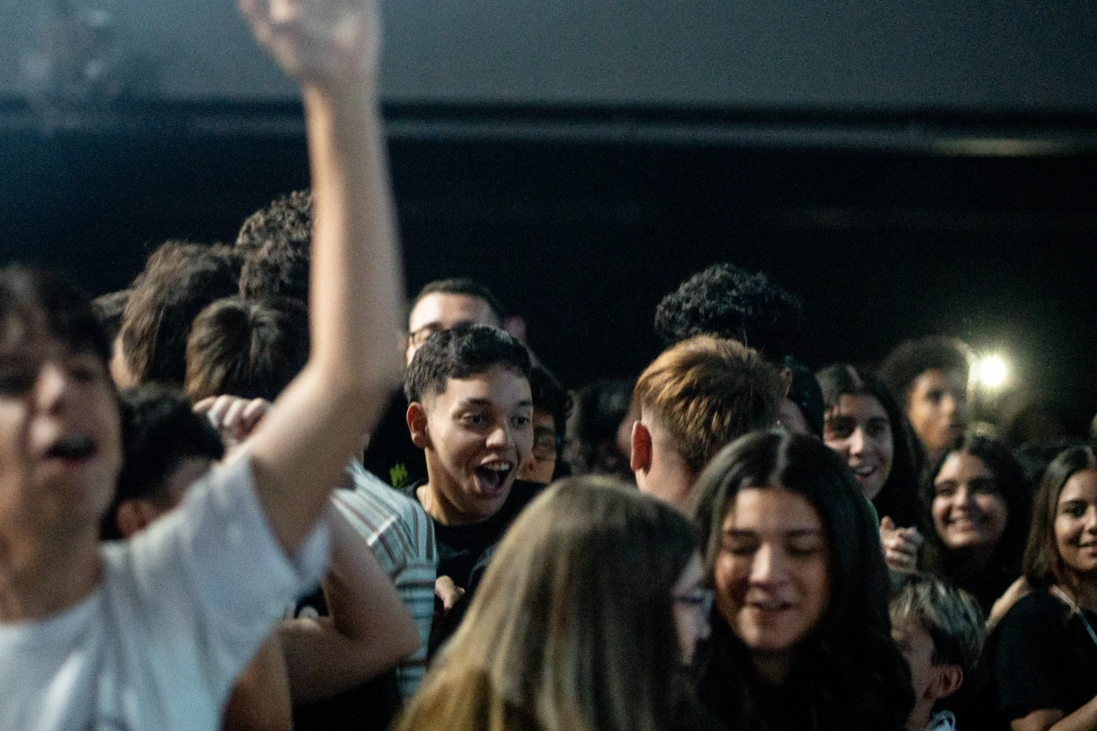 Jovens vivendo comunhão durante um encontro MAG