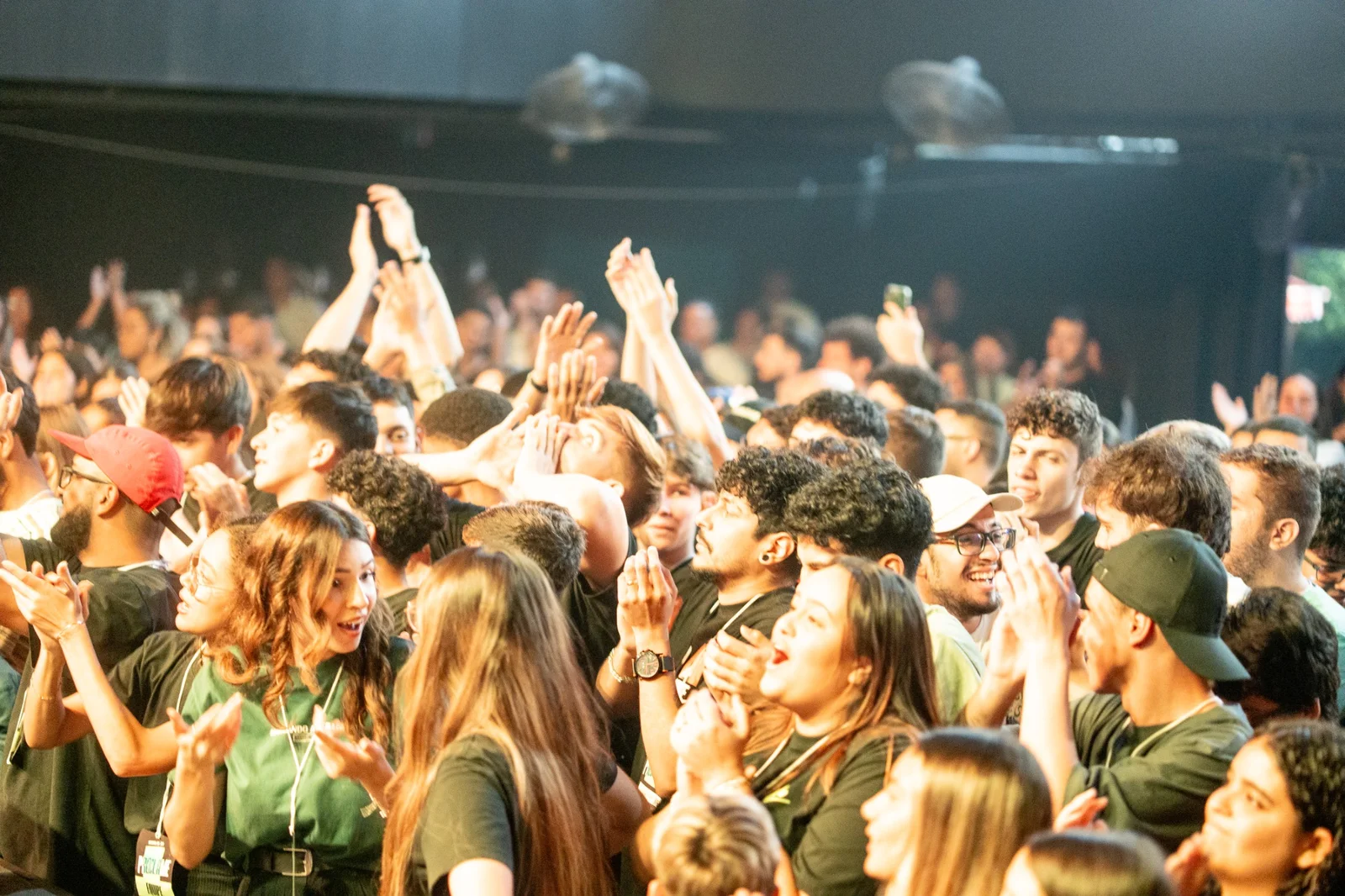 Jovens reunidos em adoração