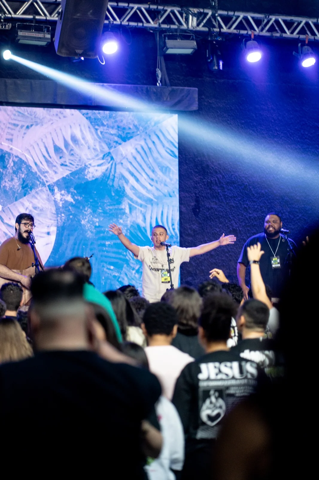 Jovens diante do palco durante a ministração