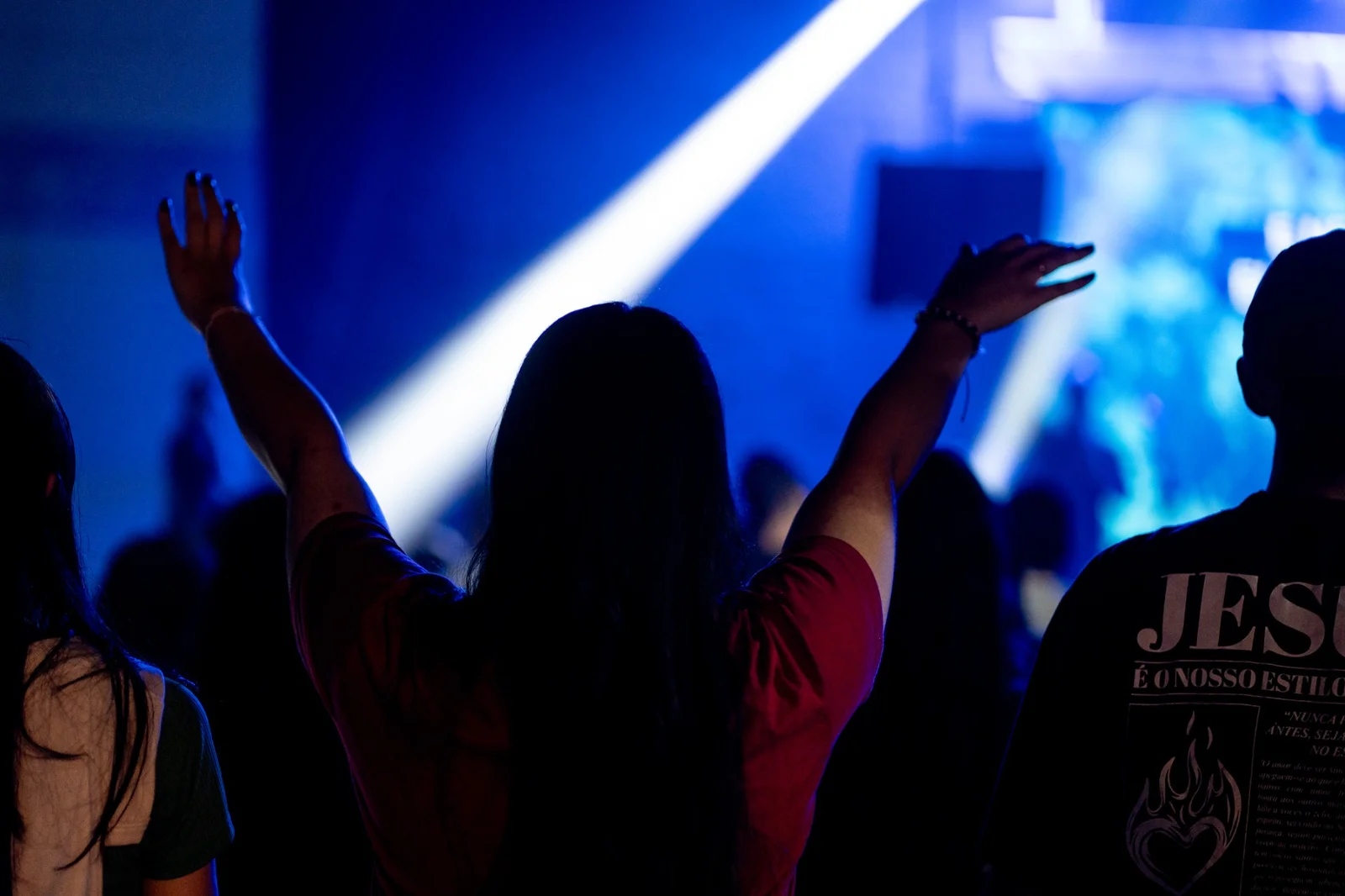 Participante em louvor diante do palco